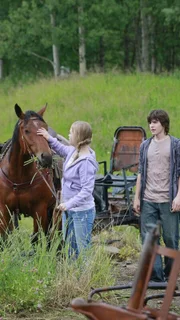 Mallory (Jessica Amlee) und Badger (Jack Knight) versorgen die Tiere auf dem Hof von Sarah Craven