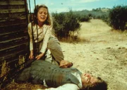 Mary (Melissa Sue Anderson, l.) macht sich große Sorgen um Adam (Lindwood Boomer, r.) der eingeklemmt unter einem Rad der umgekippten Kutsche liegt ...