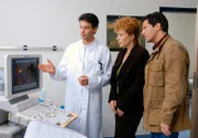 Dr. Kleist (Francis Fulton Smith, r.), Stadträtin Elisabeth Volkerts (Nina Hoger,M.) und Michael Sandmann (Luca Zamperoni, l.) besprechen die Auswertung der Untersuchungen.