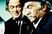 Doc Baker (Kevin Hagen, l.) teilt Issac (John Bleifer, r.) mit, dass sein Gesundheitszustand nicht der allerbeste ist.