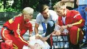 Wächters (Manfred Stücklschwaiger, 2.v.l.) Ex-Frau Vera (Gesche Tebbenhoff, liegend) ist schwer verunglückt. Eigentlich wollten die beiden sich wieder versöhnen, aber stattdessen versuchen nun Dr. Kollmann (Anja Freese, l.) und Sanitäter Ralf Staller (Wolfgang Krewe) ihr Leben zu retten.
