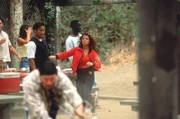 Caroline (Yasmine Bleeth, r.) glaubt, den flüchtigen Rollerblade-Fahrer erkannt zu haben, der den Strand terrorisiert.