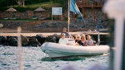 Erstmal geht es mit dem Schlauboot auf's Wasser: Auf einem Katamaran lernt 'Golden Bachelor' Franz Stärk dann vier Single-Frauen kennen, die um sein Herz kämpfen wollen.