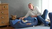 Hund Snoopy mit Interessentin Daniela Mühlenberg