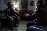 Adrian Pimento (Jason Mantzoukas, l.); Jake Peralta (Andy Samberg, r.)