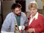 Jessica (Angela Lansbury) trifft sich mit Hatter (Harvey Fierstein), in dessen Comicserie sie als Füchsin dargestellt wird.