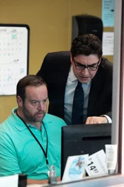 Deputy D. A. Ricardo Morales (Alfred Molina, r.) mit Teddy (Bryan Krasner)