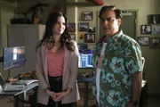 Jessica Knight (Katrina Law, l.); Ernie Malik (Jason Antoon, r.)