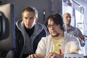 Nadovski (Daniel Lommatzsch, l.) und Edgar (Sebastian Kroehnert) verfolgen das Chaos, das in Folge ihres Hackerangriffs auf den Straßen eintritt...
