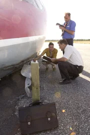 Umfangreiche Schäden an der Unterseite des Flugzeugs werden sorgfältig festgestellt.