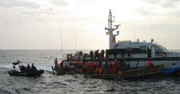 Migranten werden von einem Patrouillenboot der Guardia Civil in Spanien gerettet. (Guardia Civil)