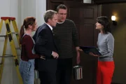 Als Ted auf eine Verabredung geht, ohne das Mädchen vorher im Internet zu recherchieren, mischen sich seine Freunde Robin (Cobie Smulders, r.), Lily (Alyson Hannigan, l.), Barney (Neil Patrick Harris, 2.v.l.) und Marshall (Jason Segel, 2.v.r.) ein ...