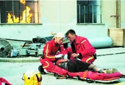 Die Notärztin Dr. Gabriele Kollmann (Anja Freese, l.) und der Sanitäter Ralf Staller (Wolfgang Krewe) kümmern sich um eine Verletzte.