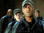 Das SG-1-Team (v.l.: Christopher Judge, Amanda Tapping, Richard Dean Anderson, Michael Shanks) wird von seltsamen Wesen beeinflusst.