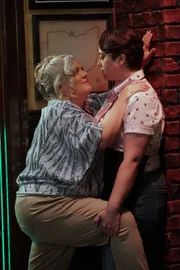 Helen (Paula Pell, l.); Kylie (Janine Brito, r.)