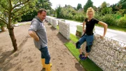 Sandra und Marc sind stolz, dass bei ihrer Umbauaktion alles planmäßig verläuft und freuen sich auf entspannte Zeiten im neu gestalteten Garten. Die beiden wähnen sich schon auf der Zielgeraden, da kommt ihnen der Rollrasen in die Quere?