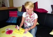 Die 35-jährige Tauschmama Tanja schreibt ihre Regeländerungen auf