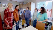 Familie Schmidt freut sich auf die Unterstützung des "Zuhause im Glück" Expertenteam. v.l.: Resi, John, Leon, Herr Schmidt, Laura, Sandra Schmidt