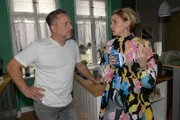 Yvonne (Gisa Zach) vertraut sich in ihrer Sorge um Gerner Michael "Michi" (Lars Pape) an.