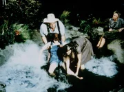 Liebevoll badet Großvater (Sam Will) seine gelähmte Enkelin (Kami Cotler, l.). Mary Ellen (Judy Norton-Taylor, M.) und Olivia (Michael Learned, r.) helfen ihm.
