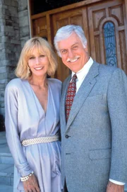 Irene Stanton (Sally Kellerman, l.); Dr. Mark Sloan (Dick Van Dyke, r.)