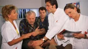Ein Fall für Dr. Schmidt. Wenn er nur wüsste, dass sein Patient gar nicht der berühmte Professor Baumann ist (v.l.: Mariele Millowitsch, Adolf Laimböck, Oliver Reinhard, Walter Sittler, Kerstin Thielemann).