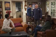 (v.l.n.r.) Al (Adhir Kalyan); Riley (Parker Young); Art (Dean Norris); Lizzie (Elizabeth Alderfer)