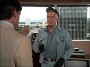Hannibal (George Peppard, re.) wagt sich in die Höhle des Löwen und stellt seine Forderungen an Calvin Cutter...