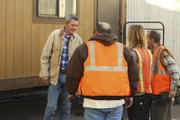 Mike (Neil Flynn, l.) passiert etwas Peinliches bei der Arbeit, was ihn bei den Kollegen zum Gesprächsthema macht ...