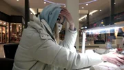 Celine als Hartz-IV-Empfängerin möchte auf ihre Beautyprodukte nicht verzichten. Die 21-Jährige lässt sich einmal im Monat die Nägel machen.