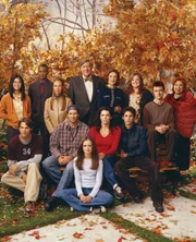(5. Staffel) - Das Leben hält einige Höhen und Tiefen für Lane (Keiko Agena), Michel (Yanic Truesdale), Paris (Liza Weil), Richard (Edward Herrmann), Emily (Kelly Bishop), Sookie (Melissa McCarthy), Kirk (Sean Gunn), Miss Patty (Liz Torres) (vorne v.l.n.r.) Dean (Jared Padalecki), Luke (Scott Patterson), Rory (Alexis Bledel), Lorelai (Lauren Graham) und Jess (Milo Ventimiglia) bereit ...