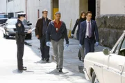 Ein Lateinamerikaner wird erschossen aufgefunden. Kevin Ryan (Seamus Dever, r.) und Javier Esposito (Jon Huertas, M.) bringen Castle (Nathan Fillion, 2.v.l.) und Beckett (Stana Katic, 2.v.r.) an den Fundort ...