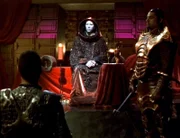 Stargate 20.00 Apophis (Peter Williams, l.) bei einer Audienz, die ihm Sokar (David Palffy, M.) gewährt hat. Bei dem Versuch Jacob zu retten, wird das SG-1-Team und Martouf von einem Höllenwärter gefangen genommen, der wild entschlossen ist, mit ihrem Wissen Sokar zu stürzen. Die SG-1 muss aus einem Gefängnis entkommen, das der Hölle nachgebildet wurde. / Bei dem Versuch Jacob zu retten, wird das SG-1-Team und Martouf von einem Höllenwärter gefangengenommen, der wild entschlossen ist, mit ihrem Wissen Sokar zu stürzen. Mit einer Droge muss jeder Gefangene schmerzhafte Erinnerungen erneut durchleben. Doch diesmal können sie nicht zwischen Realität und Erinnerung unterscheiden. Währenddessen bleibt Teal'C bei einem Angriff Sokars nichts anderes übrig als Unterstützung bei den Tok'Ras zu suchen. Als Gegenleistung soll er eine Bombe abliefern, die Netu und Teal'Cs Freunde zerstören wird.