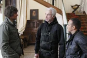 Ben (Tom Beck, li.) und Semir (Erdogan Atalay, re.) befragen nach dem Raub Alexander Christo (Wolf Roth) nach seinem Alibi zur Tatzeit, da er für ähnliche Taten bekannt ist.