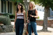 Sabrina (Sofia Black-D'Elia, l.) und Mickey (Kaitlin Olson, r.) wollen nicht akzeptieren, dass der Finanzberater ihnen tatsächlich den Geldhahn zudreht und schmieden einen Plan, um ihr ausschweifendes Leben weiterführen zu können ...