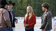 Chase (Torrance Coombs ,2.v.l.), trickst Amy (Amber Marshall, m.) aus. Ty (Graham Wardle, r.) sieht das nicth gern