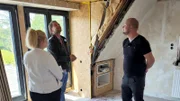 Det lässt sich von Dennis und Marie auf der Baustelle herumführen..