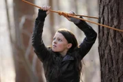 Lisa (Jennifer Ulrich) verknotet das Seil an einem Baum und wartet auf den Koffer.