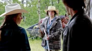 Sarah Craven (Alberta Watson, Mi.) begegnet Amy (Amber Marshall, li.) und Ty (Graham Wardle) nicht gerade freundlich.