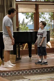 Im Chaos: Charlie (Charlie Sheen, l.) und Jake (Angust T. Jones, r.) ...