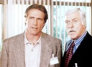 Steve (Barry Van Dyke, li.) und sein Vater Mark (Dick Van Dyke) verhören einen Verdächtigen.