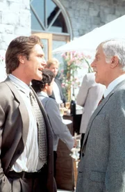 Dr. Sloan (Dick Van Dyke) und sein Sohn Steve (Barry Van Dyke) befinden sich auf einer Gartenparty.
