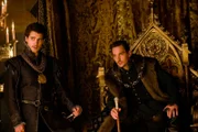 Der Palast steht vor einer großen Veränderungen, denn König Henry (Jonathan Rhys Meyers, r.) wird nicht warm mit seiner neuen Königin. Diese Lage nutzt sein Berater Charles Brandon (Henry Cavill, l.) aus, um endlich seinen Widersacher Cromwell aus dem Wege räumen zu können ...