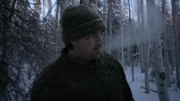 Michael Manzo trägt seinen Schlitten durch den Wald. (National Geographic)