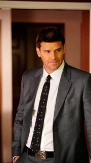 Booth (David Boreanaz) und Brennan suchen die Witwe und die elf Kinder des Mordopfers auf und bekommen heraus, dass der Verstorbene eine Mehrfachehe führte. Liegt in dieser Tatsache das Mordmotiv?