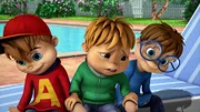 Theodore ist traurig. Alle Chipmunks besitzen eine Doppelgängerpuppe, doch seine ist ihm vor einem Jahr bei einer Bootstour ins Wasser gefallen.