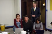 Da Ted zu einer Verabredung geht, ohne das Mädchen vorher im Internet recherchiert zu haben, sind Robin (Cobie Smulders, r.), Barney (Neil Patrick Harris, 2.v.r.), Lily (Alyson Hannigan, l.) und Marshall (Jason Segel, 2.v.l.) schockiert. Um zu wissen, mit wem es Ted zu tun hat, übernehmen sie die Recherche ...
