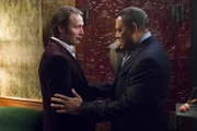 Jack (Laurence Fishburne, r.) will Hannibal (Mads Mikkelsen, l.) anhand seiner Häppchen überführen, doch wird Hannibal einen so groben Fehler begehen?