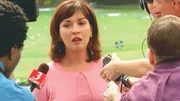 Zwei Mädchen sind ermordet worden und Lorenzo Escalante wurde als Verdächtiger festgenommen. Mercedes Escalante (Elizabeth Pena) muss sich nach der Verhaftung den Fragen der Reporter stellen.