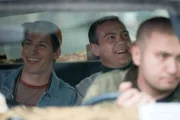 Jake Peralta (Andy Samberg, l.); Charles Boyle (Joe Lo Truglio, r.)
